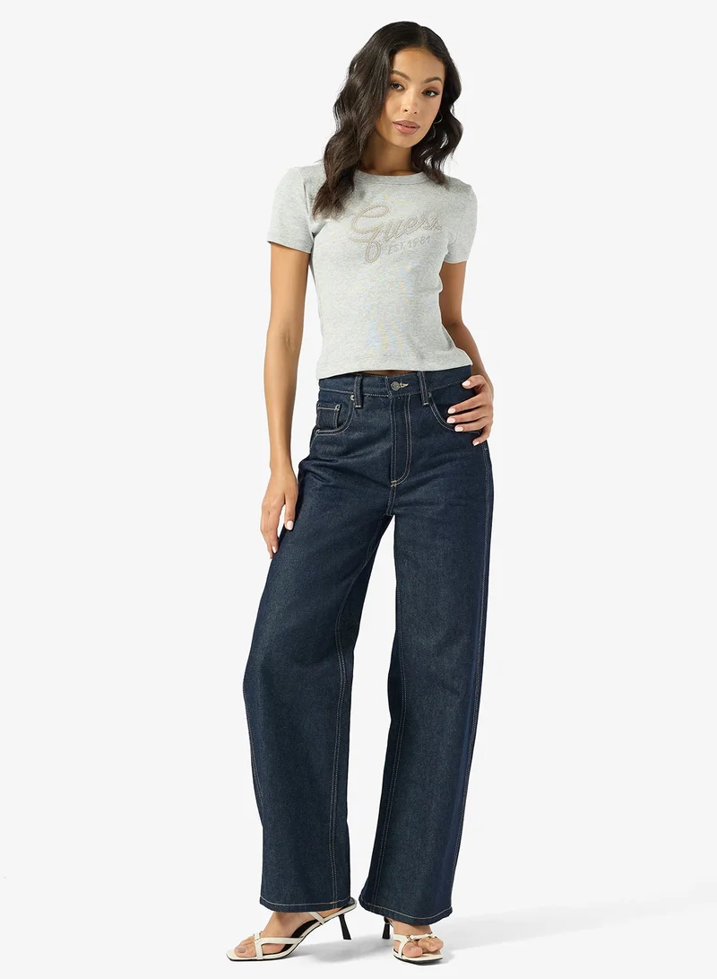 جس تيشيرت بأزرار وياقة دائرية وأكمام قصيرة